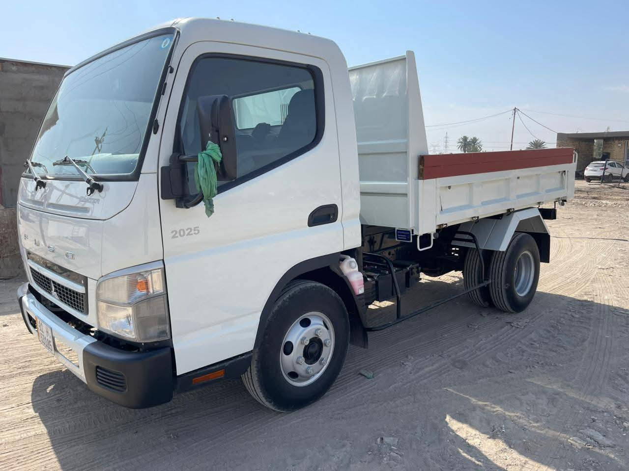 السلام عليكم كنتر موديل 2025 ياباني 
على وضع الشركه كفاله عامه 
رقم بغداد بااسمي 
ماشيه 9 الف 
مكينه 4000
كير وشاصي واكسل كله كفاله 
للاستفسار ***********
