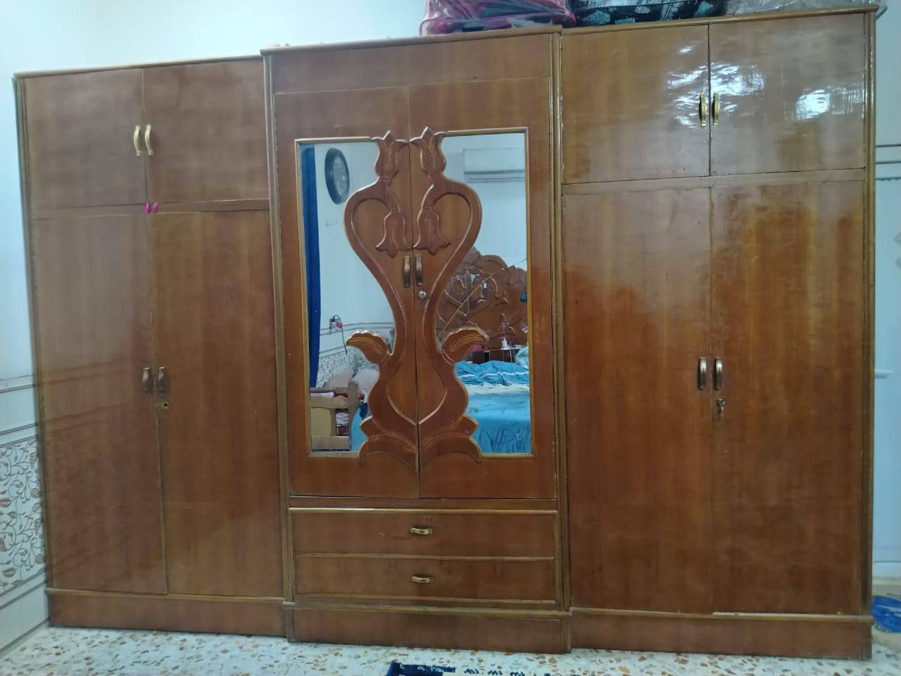 مكلفه بلنشر غرفه للبيع نقص صوميه السعر ٣٥٠ قفل مكانه النيل للاتصال ع الرقم ***********
