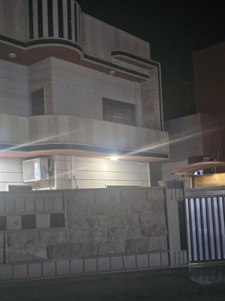 بيت للايجار طابقين ٥ غرف  درجة اولى تبليط جديد قريب على زهور لبنان 2
للاستفسار الاتصال 
***********
***********
