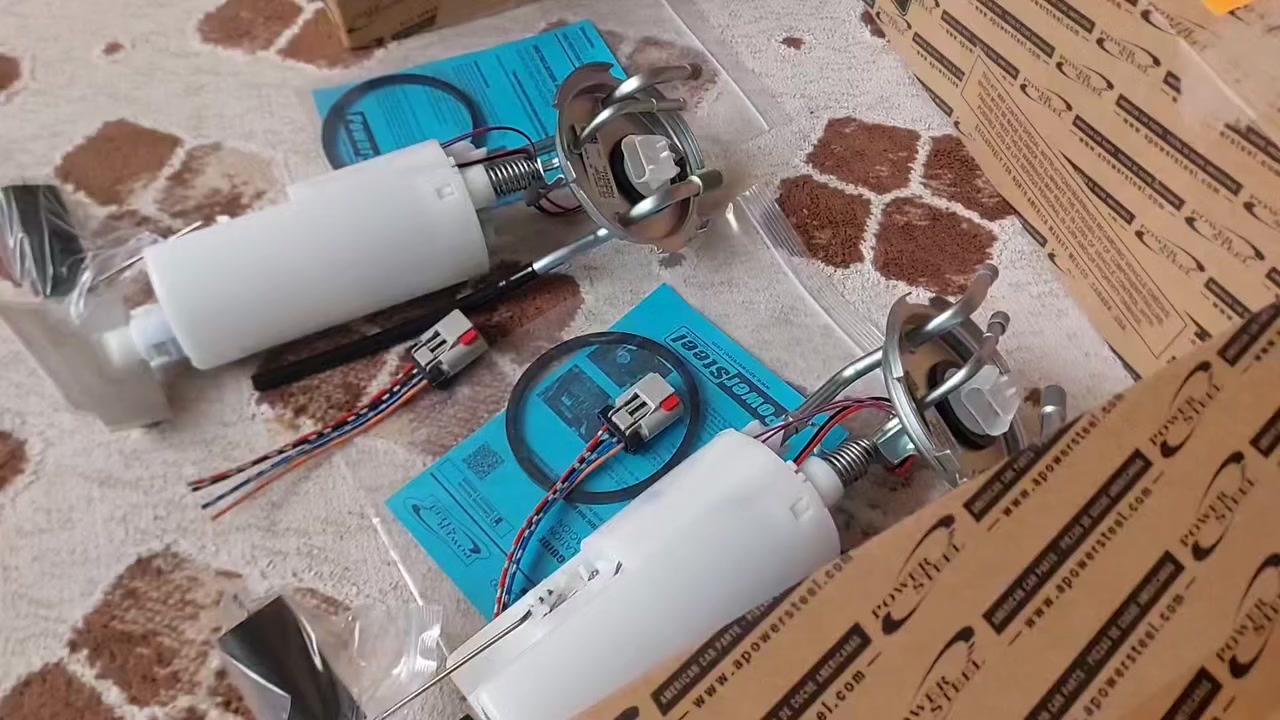 السلام عليكم. عبو ة بانزين كاملة مع فيت بم مع واشر مع طوافة مع فيشة خارجية لسيارات كلايزر7راكب موديلات 91_95.  سعر العبوة مع التوصيل 90الف.كما يوجد لدينا توصيل لجميع المحافظات وتساب او اتصال ***********
