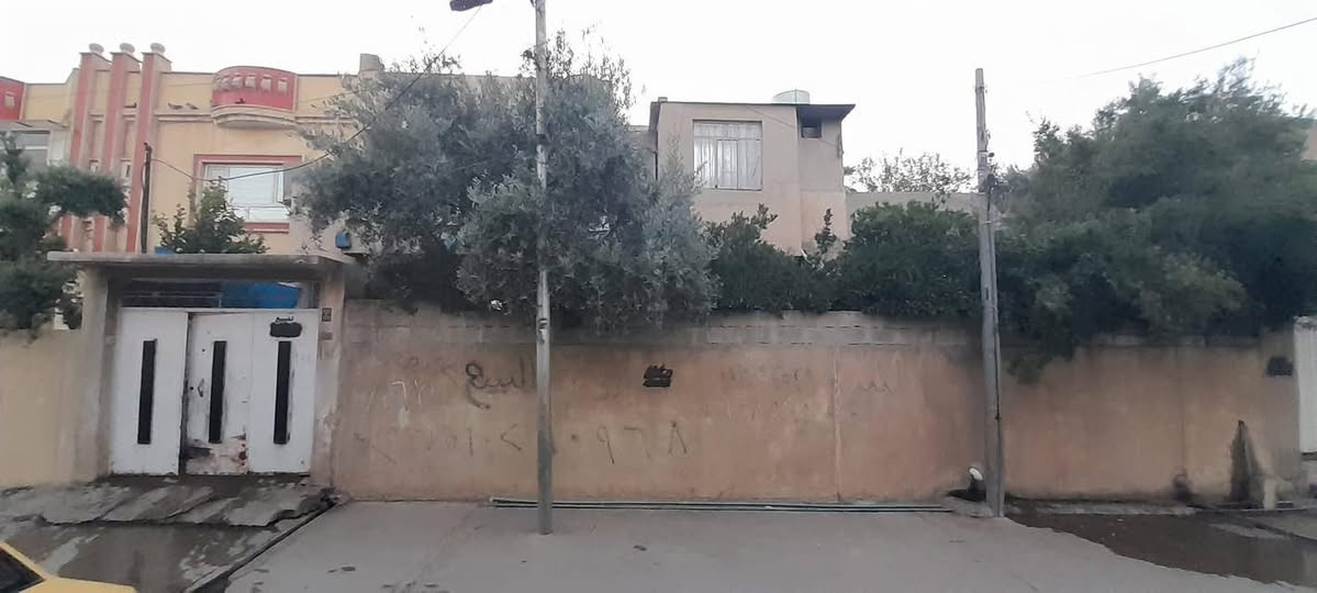 السلام عليكم..... بيت للبيع ❗️بيت للبيع ‼️
بناء قديم في حي السكر قرب مستشفى الخنساء 
المساحه 163م 
للإستفسار المراسله عل خاص او الاتصال على الرقم
0774 695 9106‬_ اسيا
