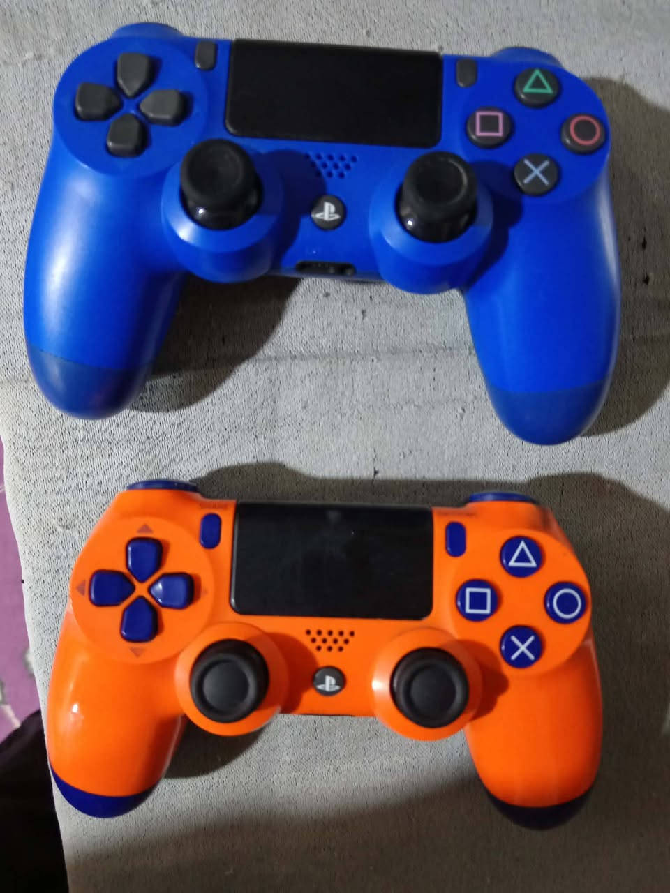 بلي 4 سلِم مهكر، ويا يدات إصليات 2،
وويا يو بي إس 850 إستعمال إيام، 
السعر ب 300،
مكاني بكربلاء، 
***********
هذا رقمي بي واتساب،
