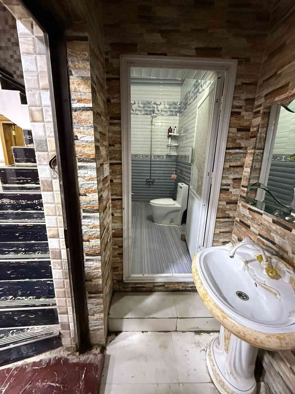 🏠بيت للبيع

📍حي الصادق شارع العوادين 

📐مساحه ٣٠٠م

🕍الطابق الاول :٢ غرف استقبال صاله مطبخ صحيات ٢ منور٢  طارمه حديقه 

🏯الطابق الثاني : ٤ غرف صاله 

(الشراع للعقار)

***********
