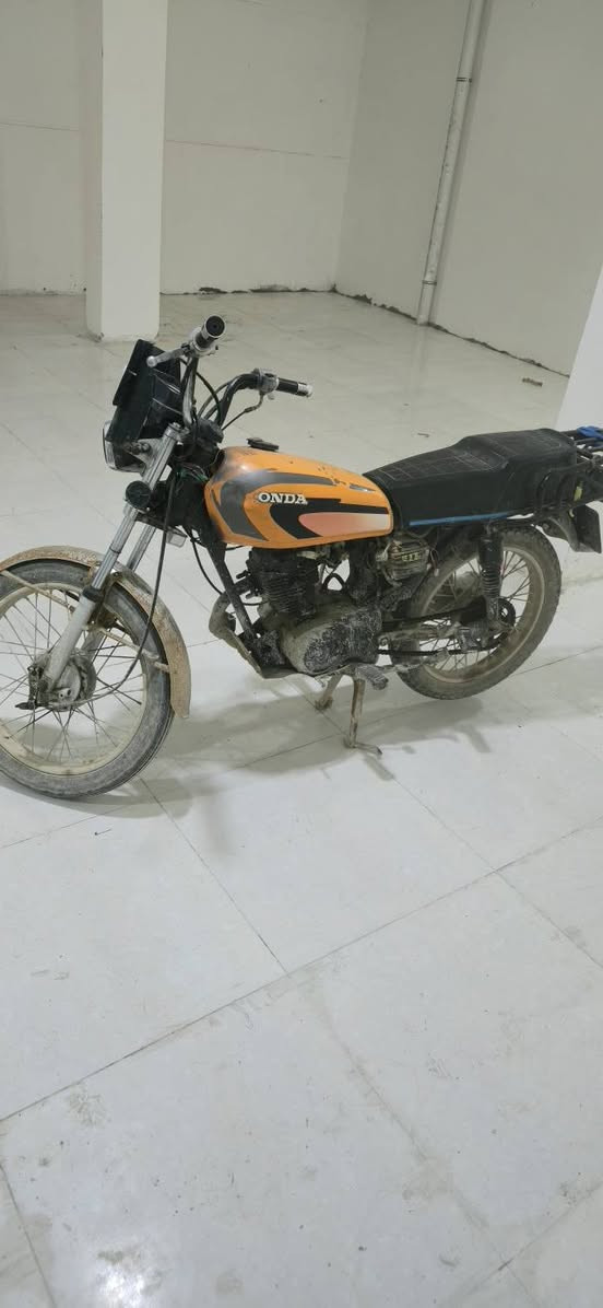 السلام عليكم  شباب دراجه يراني لبيع الموديل 2021 رقم وسنويه بسمي تحويل ثاني يوم بس دراجه رادله شقل مكاني بصره قضاء شط العرب بل التنومه  رقمي ***********السعر مليون ونص 1500 وبيه مجال
