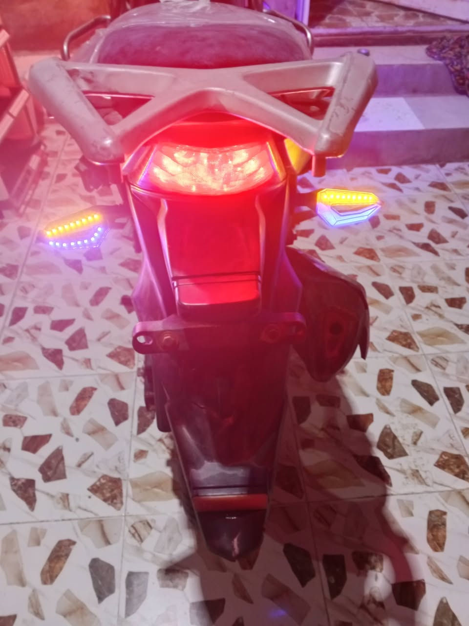 السلام عليكم دراجه نوع ليفان للبيع يرادلها ترتيب بل كشر  مكينه ربع 250 نشاط فول  6 كير كهربائيات كامله ستيرن رياضي درع امامي فدراليات اشاير لد دشبلول الكتروني للبيع او مراوس بأي شي بس ماريد رص للأستفسار (***********) بي واتساب
