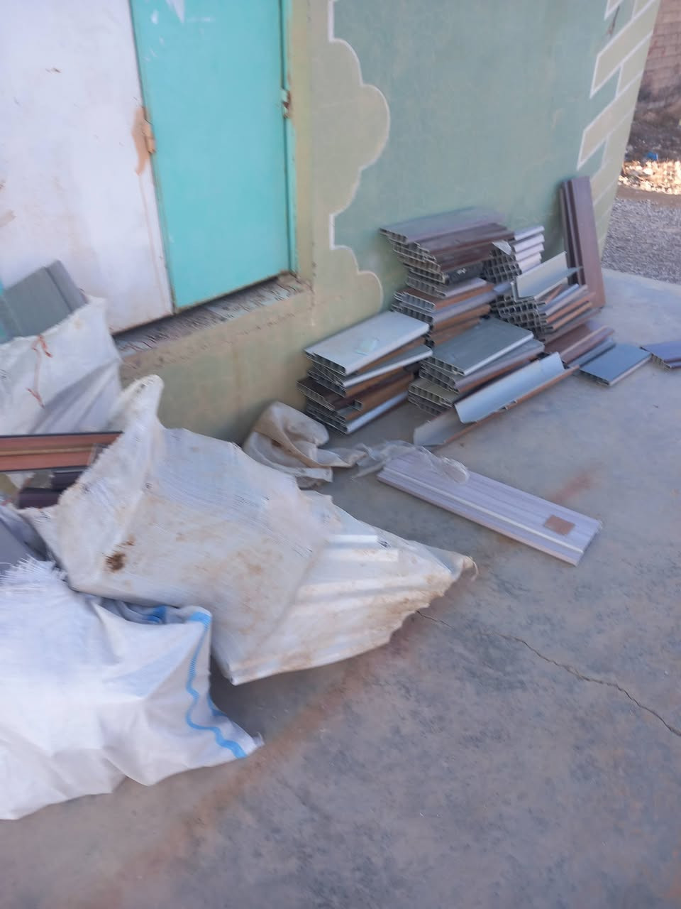 السلام عليكم يوجود كصات للبيع بلاستك تركي ليلون قرب ٢٥٠ كيلووو  المكان الشرقاط الساحل  الايسرر.هاتف  ***********
