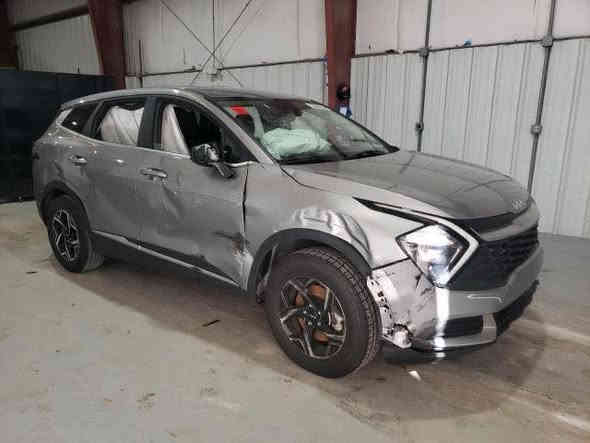 السلام عليكم 
للبيع فقط 
كيا سبورتج وارد امريكي موديل 2023
حادث حفيف فقط جاملغ ودعاميه مفتوحه 

نظيفه كلش ، ودخول جديد وترقيم شمالي قبل يومين ثبتو لوحاتها 

صور الحادث مرفوقه بالمنشور 

نص مواصفات ، 
تحكمات ستيرن 
شاشه ابل كار بلي 
مانع تزحلق 
رادارات اماميه وجانبيه 
اوتو هولد 
حساسات امامي وخلفي 
كاميرا دواره خلفيه 
خروج عن المسار 
قياده ذاتيه 

مكان السياره بغداد ، بغداد الجديده الشارع العام 
للاستفسار :-  ***********
السعر 17500 وبيها مجال
