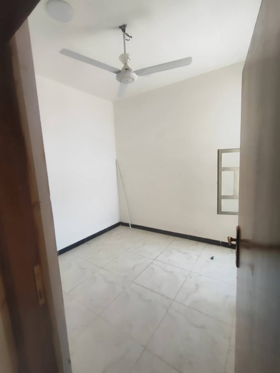 سلام عليكم ورحمة الله وبركاته دار للبيع الدوره حي دجله النسيم زراعي. ٥٠متر طابقين ونص سعره ٩٥ وبيه مجال انشالله *********** مكتب الهلال للعقار يرهم امراوس بقطعه
