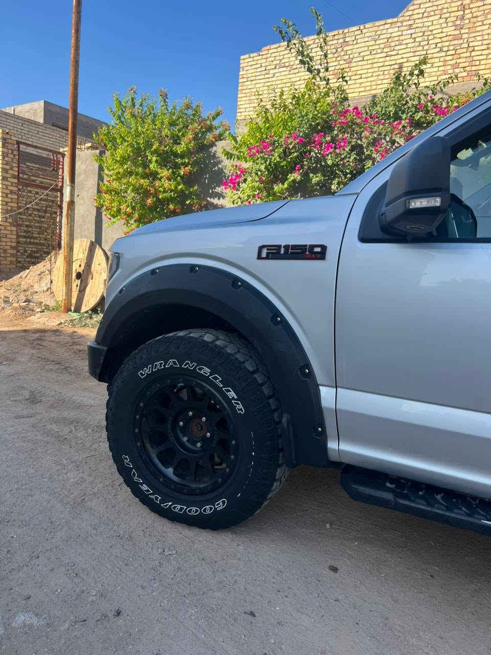 فورد f150  لاريات محدثه رابتور 2016 فول مواصفات محرك 5.0 /8اسلندر داخله اكلين اهنا بيه جاملك تبديل بسبب ستوته
بدون اي دواخل ولا ايرباك 
سقف بانورتما قطعتين
جامه خلفيه كهرباء
شاشه كبيره
گير طرح
كشنات كهرباء مع تدفئة
حساسات خلفي وامامي
نقط عمياء
باب طويل بدي طويل
منضومة غاز اصليه جوه السياره بمكان السبير
ماشيه ١٨٩ قابل للزياده
كير محرك حدادية تبريد مكفولات
اضائة محيطية بالمري
لايت عالي وناصي ليد اصلي
كامره دواره
السعر ١٩٧ بيه مجال
او مراوس بسياره اقل 
***********
