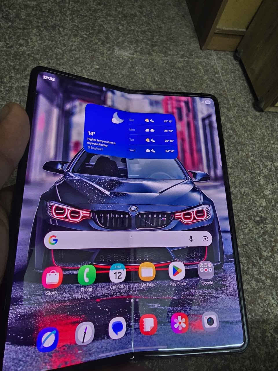 السلام عليكم 
zfold 3 
شرق اوسط عربي شريحتين 
كسر بالظهر والشاشة الخارجية طافية داخلية شغالة وجهاز شغال مابي خلل 
سعرة ٢٥٠ الف 
مكاني العطيفية 
*********** بغداد, العراق
