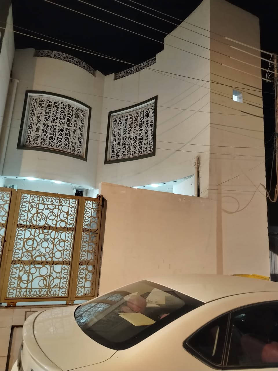 بيت ثلاث طوابق للبيع في منطقة الجبيلة موقع ممتاز جداً البيت حديث ونظيف جداً
.
جنس العقار / طابو ملك صرف  
مساحة البيت 168 متر  ، الواجهه 8

مواصفات البيت /  

الطابق الارضي الغرفه 4×5 ، الديوانية 4×9، مطبخ مفتوح على الصاله،  وطارمه ، حمامات عدد 3

الطابق الثاني : عباره عن ثلاث غرف نوم  غرفه 4× 11 نظام سويت الغرفة الثانية 4×6 ، الغرفه الثالثه  4×5 وصحيات . 
الطابق ثالث : عباره عن غرفتين ، وحده 4×6 والثانيه 3×4 

.
السعر 350 مليون  
.
للمعلومات اكثر 

الاتصال على الرقم الموضح ***********
او زيارة موقعنا 
البصره _ شارع عام حي الزهراء _ قرب مستشفى النفط 
الذهبي للاستثمار العقاري
مجاز قانونياً
