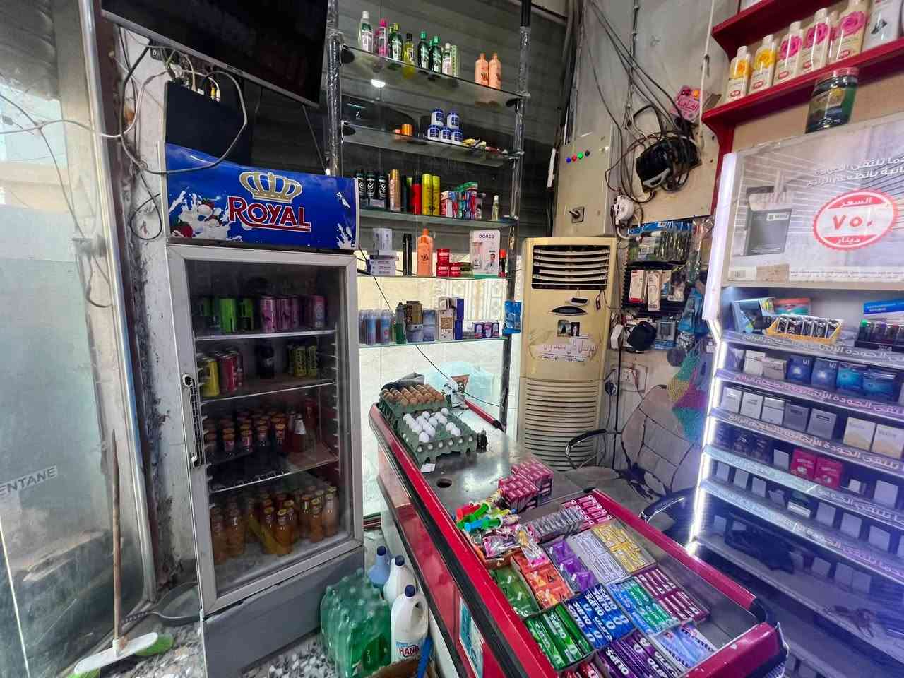 اسواق للبيع 
المحل اجاره 200 بصفك مدرستين وهو ركن ع اربع شوارع كلشي داخل المحل الك عدا الرفوف يبقن معلكات يمته ماتطلع من المحل تعوفهن لابو المحل او تريد تشتريهن انت حر قريب مساحته طول 12 عرض 5 ع شارع الدكاتره وبنص منطقه المحل وقريب على مول الزبير المحل المحل عنوانه البصرة / الزبير / الرشيدية لأولى سعره 9 ملايين وبي مجال للشراي ***********
