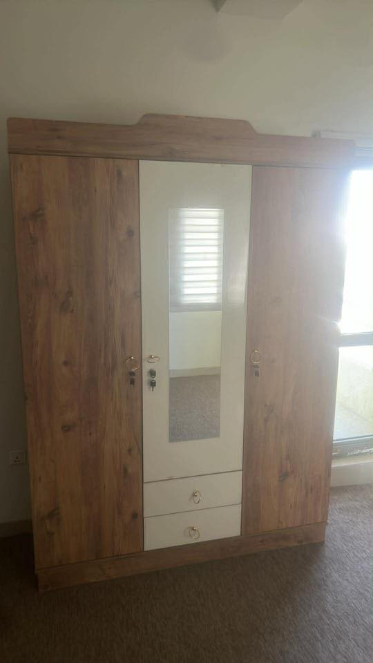 ١- سرير صاج تكمة مع دوشك ومخاد 
٢- كنتور بابين خشب جديد استخدام قليل جدا كم يوم

٣- وكنتور ٣ ابواب خشب غير مستعمل

نزلتلكم صور وفديو
 
***********
