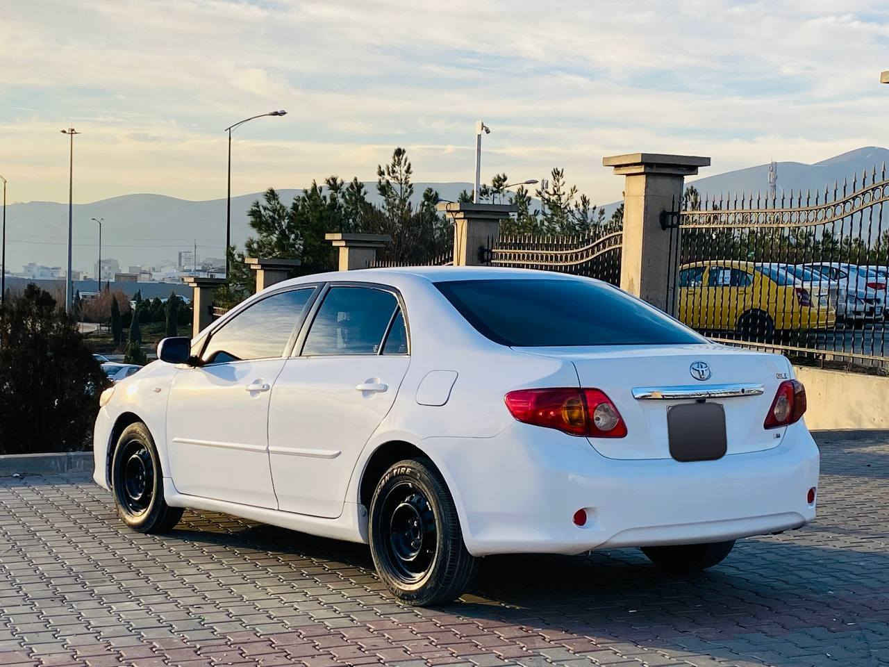 بەناوی خوای گەورە 
کـرۆلای2010لێزەری دووبەی خلیجی سپی بەفری  ماشاللەی ئەوێت سەیارەکە زۆر جوانە ناوزەردە مەکینەگەورەیە گێڕومەکینەی بەشەرتی بێعەیبی کامێرایە  نوکە دەرزی شوختی نیە بیانو بڕە مشتەریت تەلەفون بکە مشتەری نیت سێعر تاقی مەکەرەوە  سەری خۆتو منیش مەیەشێنە.
ڤایبەری لەسەرە:***********
(٥٥گەڵاو مەجالێکی کەم)
