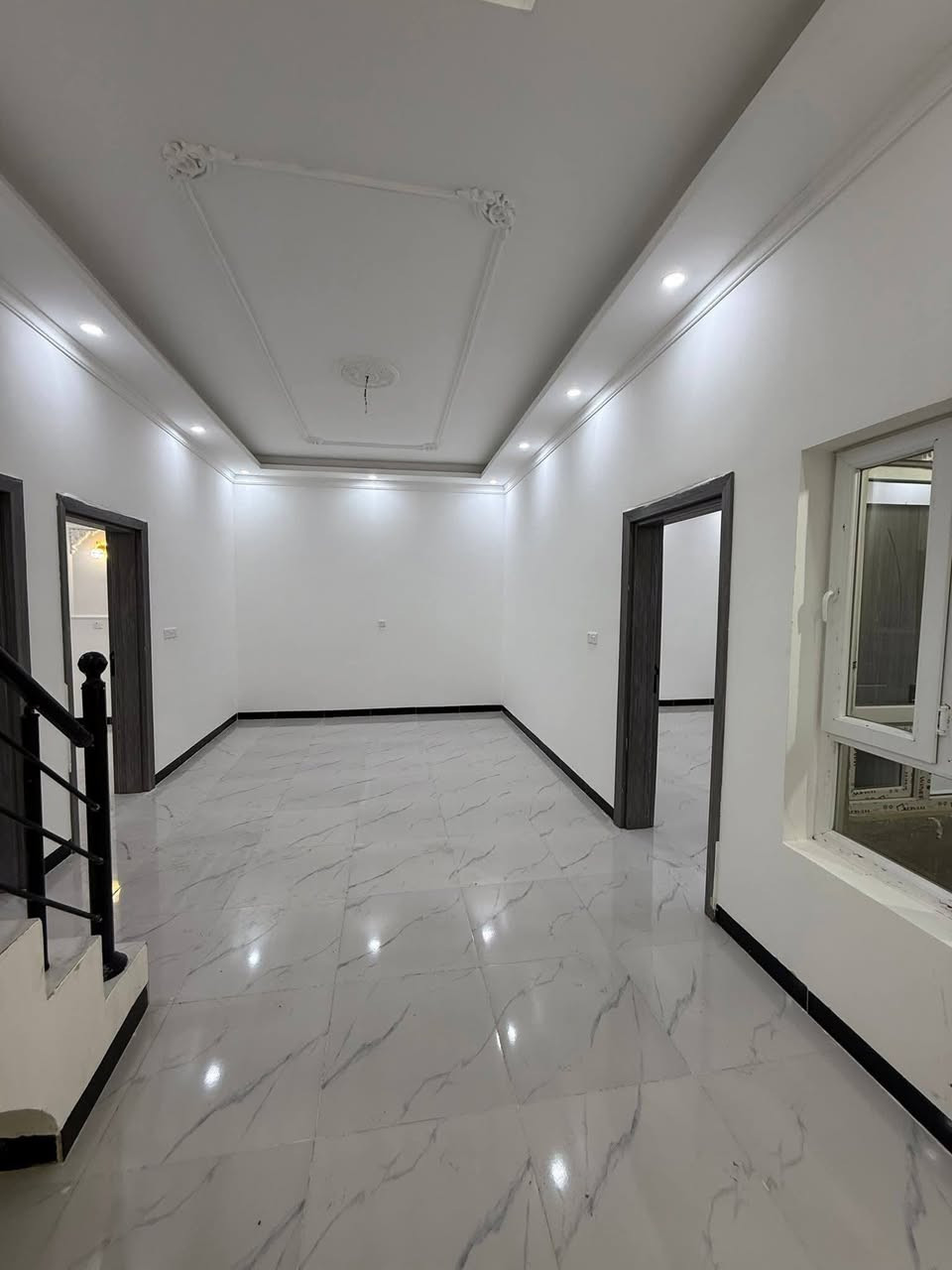 السلام عليكم دار زيرو
تكريت / حي الجمعية بصف شارع الزهور/ مساحة الدار الواحد : 120متر    الواجهه 8م ونزال 15م 

3 غرف نوم الدار فول + سحب بورفايل + صالة وسطية

للاستفسار:  ***********
