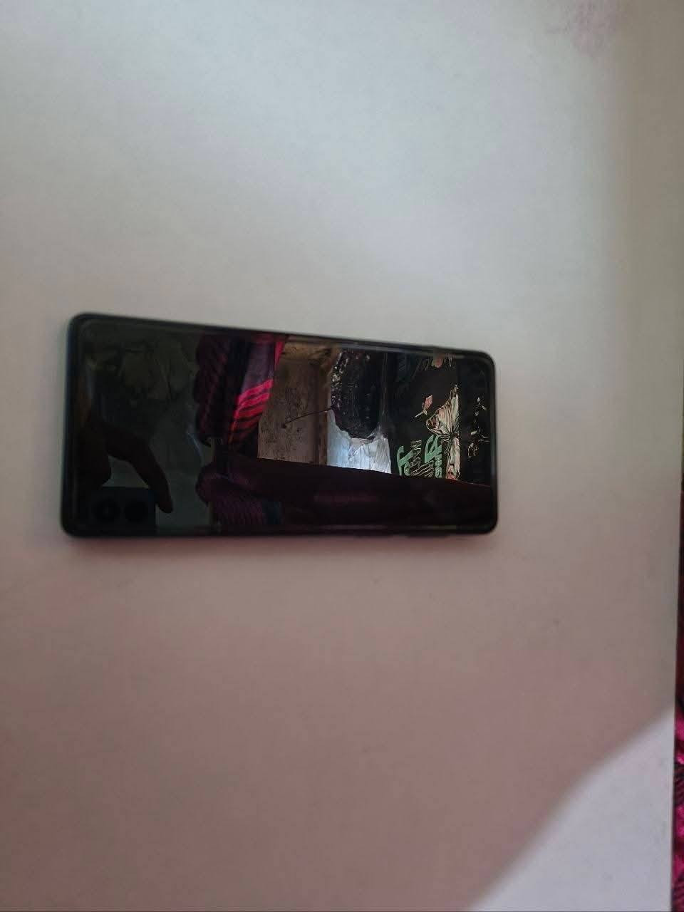 الجهاز: Motorola Edge 20 Pro (موتورولا إيدج 20 برو).
الذاكرة والتخزين: 256 جيجابايت مع 12 جيجا رام (أداء وحش وخفيف جداً).
المعالج: Snapdragon 870 (يشغل أقوى الألعاب بسلاسة تامة).
الشاشة: OLED بمعدل تحديث 144Hz ألوان خرافية وسلاسة تامة.
الكاميرا: 108 ميجابكسل مع تقريب بصري حقيقي 5x (زوم احترافي).
النظام: نظام رسمي مستقر ومحدث لأندرويد 13 (جهاز رسمي 100% غير ملعوب بالسوتفوير ومقفل بالكامل).
​حالة الجهاز:
الجهاز نظيف جداً من ناحية الشكل الخارجي والشاشة (هاردوير ممتاز وبدون أي عيوب أو كسر).
​السعر المطلوب: [275,000 دينار عراقي]قابل للمعاملة
المكان: بغداد: البلديات: قرب إذاعة العهد.
للتواصل والاستفسار: يرجى المراسلة على الخاص.او على الرقم ***********
​ملاحظة: جميع أغراضه والعلبة والحافظة متوفرة، والجهاز يدعم سرعة شحن 67 واط يعني من 15 إلى 30 دقيقة يشحن 100%.

