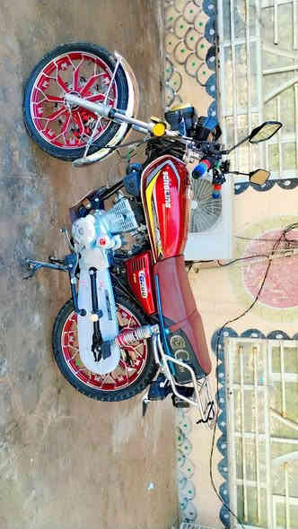 سلام عليكم دراجه سيفان موديل 25 مكفولة كفالة عامه اوراق سكنر محرك 200 الدراجه خير من الله مابيه اي نقص السعر 800 وبيه مجال الشراي يتصل ***********
