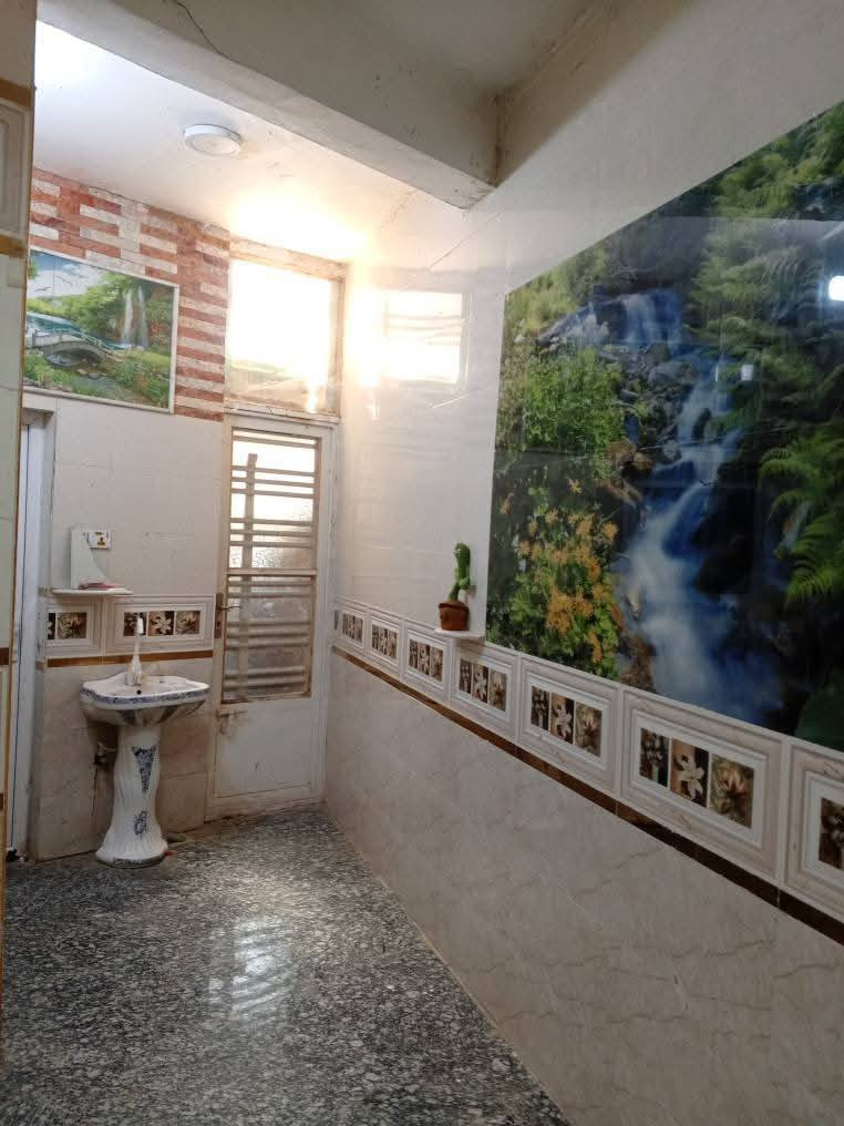 بيت للبيع في طويريج  حي الضباط/شارع المحيط الموقع: مقابل حي الصناعة، بالقرب من المدرسة المساحة: 300م² – طابو زراعي، سند 25، ركن البناء: طابق ونصف – بناء جديد الخدمات: ماء، مجاري، كهرباء متوفرة المواصفات:
3 غرف نوم (2 بالطابق الأرضي+1 بالطابق الثاني)
استقبال واسع2 صالة
2 مطبخ صحيات داخلية وخارجية مناور عدد 2
مزيد من التفاصيل( *********** *********** واتساب السعر 140وبي مجال
