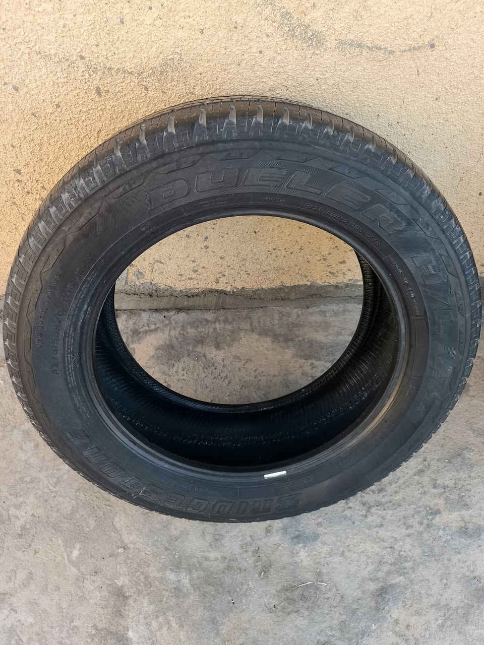 للبيع ٣تايرات تاهو حجم ٢٧٥_٥٥_٢٠نضيفات أكثر من نص عمرشرط بدون بنجر *********** بغداد
