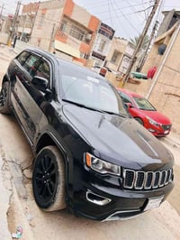 جيب شيروكي بلاك  2018 - رادارات جانبية   -حساس خلفي   -توقف ذاتي  -ستي...