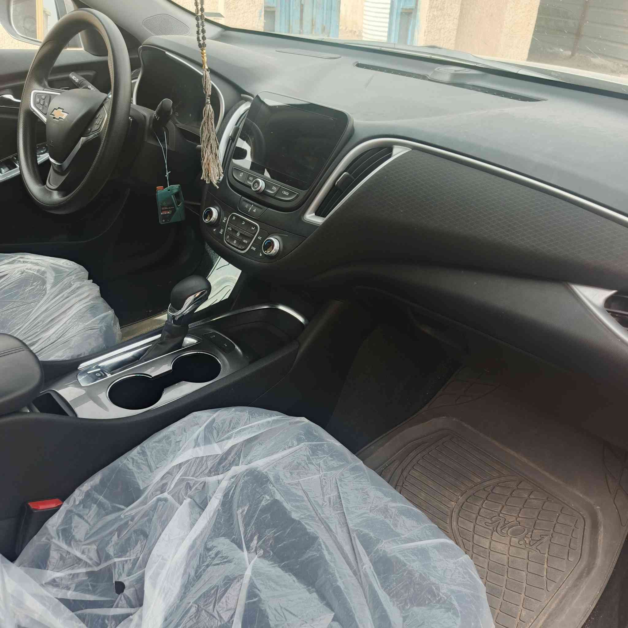 السلام عليكم ماليبو ٢٥ سياره نظيفه مواصفات حلوه ماشيه ٢٤ الف ضربتها باب وچاملغ خلفي فحص مؤقت ١٣٣ ***********
