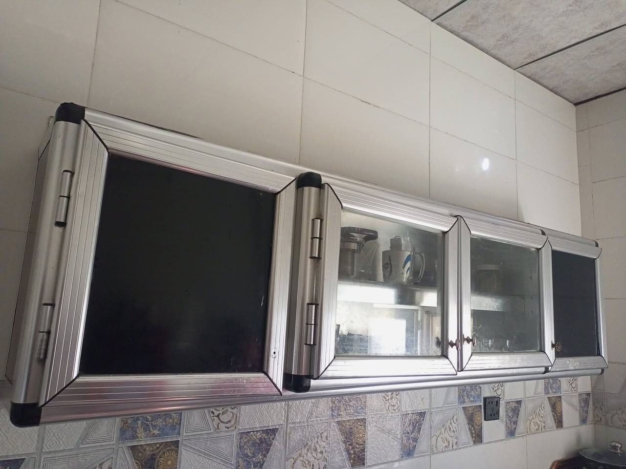 كاونتر طول مترين  نضيف اي كسر مابيه 
فقط مجلد لون اسود مع جرار مغلق 
السعر 100 الف
***********
