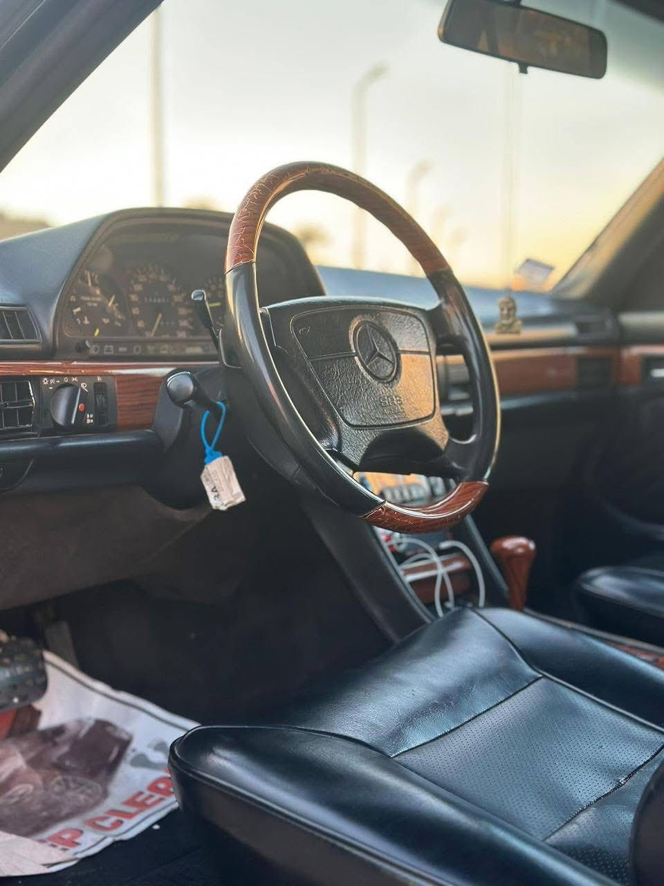 مرسيدس جامبو رئاسي v8 Se 560
-لون نيلي
-موديل 1990 
-رقم بغداد انگليزي مميز دبل مروحه
-داخل جلد اسود 
-أريل كهرباء.-بدون سلايت وارد يابان
-كروزسرعه-دبل فيتبم.
-كشنات كهرباء  .
- اربع جام كهرباء.
 -دبل هورن
-محرك وكير بلاد
 لايت زنون عالي ناصي السيارة مصبوغه عام فقط لا ضربه ولا معجون قواعد دبلات بلاد ما معمرات شواصي بلاد السعر 130 $ وبيها مجال بسيط 
مكان السيارة بغداد 
***********
