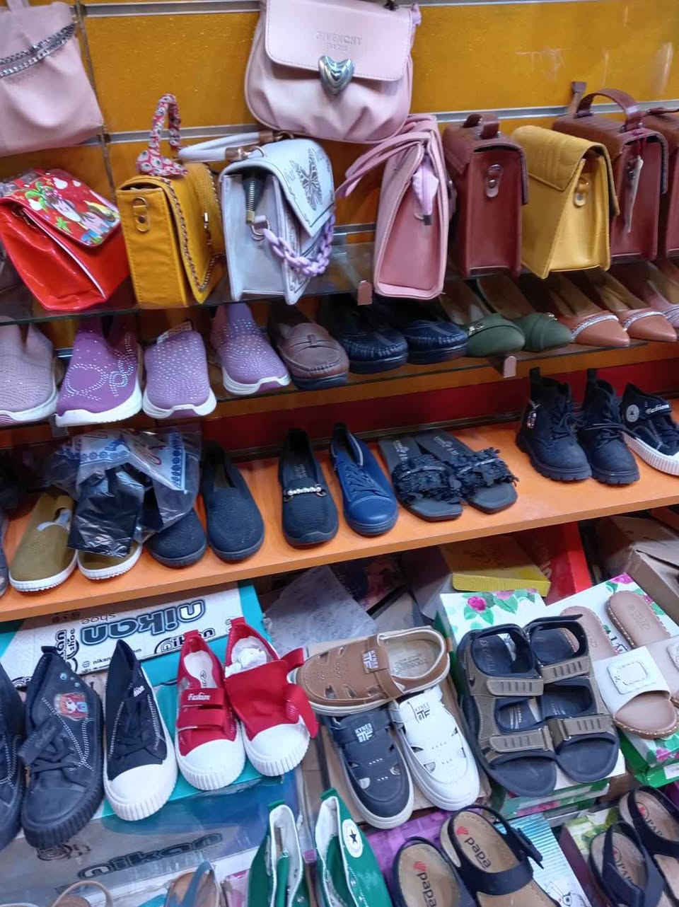 السلام عليكم 
احذيه وشحاطات وحقائب مختلط تصفيه محل بسعر مناسب البيع شلعه وحده 
العنوان سوق البصره القديمه
للاستفسار الاتصال*********** الزبير, البصرة
