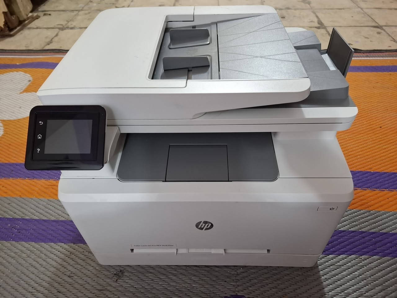 طابعة hp حديثه بعدهي جديده بحبر شركه   تطبع أبيض وأسود وملون وتعمل بخاصيةWiFi وتطبع وتستنسخ وجهين وغيرها من المواصفات حبره باودر اطيك بيه ضمان سعره 250الف  اتصال ***********
