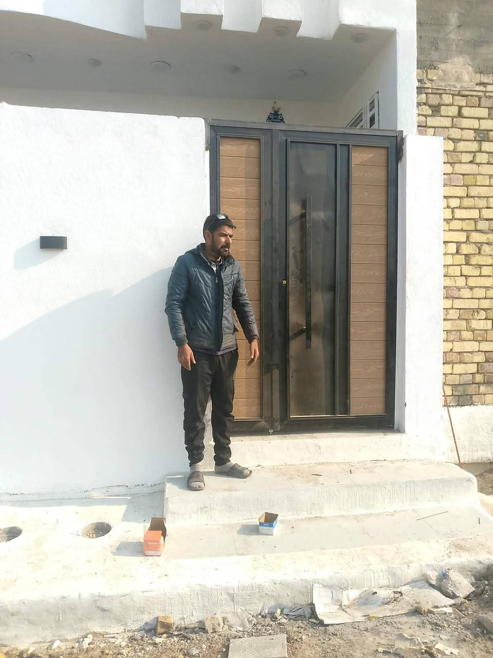 حدادة (ابو علي) لعمل كافة أعمال الحدادة أبواب شبابيك محجرات سقائف جنكو سندويج مضلات كيسبان وكافة أعمال الحدادة العنوان بابل الحلة ورديه خارج قرب مستشفى الكفيل ***********  الحداد ابو علي ملاحضة يوجد اقصاد داخل بابل بدون تحميل حالة حال النقد
