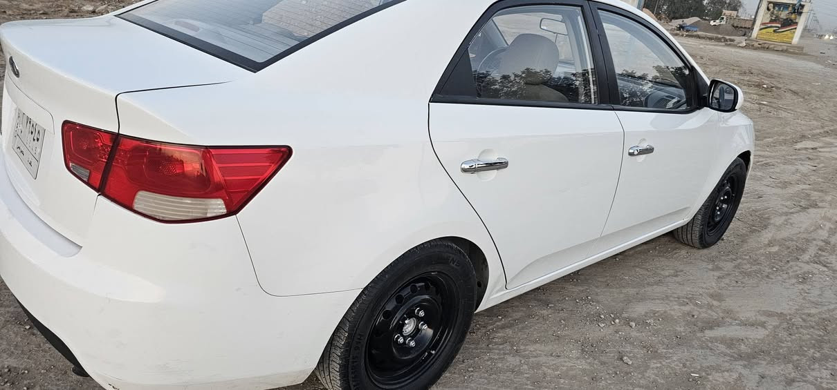 سيراتو ٢٠١٣ خليجي
السونار مرفق مع الصور 
بدون فتح بدون اي اضرار عندي صور قبل الصبغ
كير محرك كفاله
تخم تاير جديد 
رقم بغداد سنويه جديده 
بأسمنا 
السعر 98
واسط الزبيديه/الشحيميه 
***********
