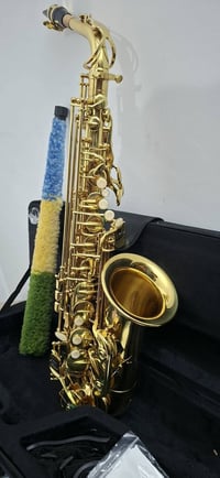 ساكسفون جديد للبيع 200 وبي مجال قليل للاستفسار الاتصال على الرقم 07716...