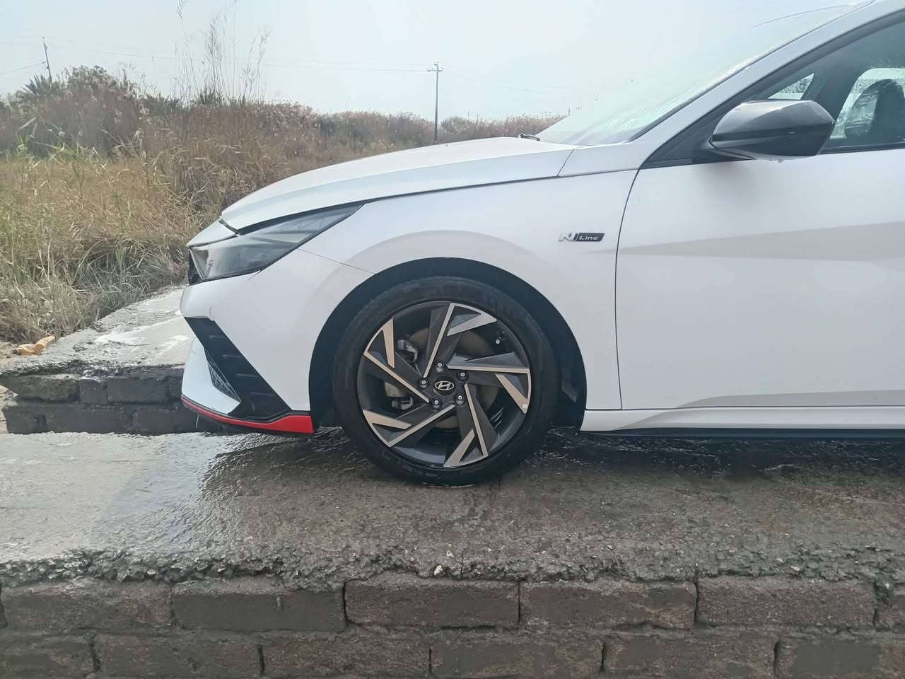 للبيع وراد أمريكي
 معوقين رقم ذي قار 
مكان السيارة ناصريه 
التفاصيل أكثر اتصال 
*********** 

مواصفات النترا ان لاين

￼

￼

￼

+4

هيونداي النترا ان لاين (Elantra N Line) هي نسخة رياضية متوسطة تجمع بين التصميم الجريء والأداء القوي، 

مزودة بمحرك 1.6 لتر تيربو GDI يولد قوة 201 حصان وعزم 265 نيوتن متر، متصل بناقل حركة DCT من 7 سرعات. تتميز بلمسات رياضية خارجية (جنوط 18، مخارج عادم مزدوجة) ومقصورة بمقاعد رياضية جلدية وعجلة قيادة N. 

￼Hyundai UAE +3

أبرز مواصفات النترا N Line (موديلات 2023-2025):

المحرك والأداء:

المحرك: 

￼

 لتر 

￼

 سلندر تيربو 

￼

 (1.6T).

القوة: 201 حصان.

عزم الدوران: 265 نيوتن متر.

ناقل الحركة: أوتوماتيك مزدوج القابض (DCT) بـ 7 سرعات.

نظام الدفع: أمامي (FWD).

التسارع: 7.9 ثانية من 0-100 كم/ساعة.

التصميم الخارجي (N Line):

جنوط رياضية مقاس 18 بوصة بتصميم N.

شبك أمامي رياضي مع شعار N Line.

مخارج عادم مزدوجة بلمسة رياضية.

مرايا جانبية سوداء لامعة.

جناح خلفي (Spoiler) مدمج.

التجهيزات الداخلية والتقنية:

مقاعد رياضية حصرية من جلد و"كانتارا" مع خياطة حمراء.

عجلة قيادة رياضية N مع ناقل حركة ممتد (Paddle Shifters).

شاشة عدادات رقمية (LCD) بالكامل مع شاشة ترفيه كبيرة (10.3 بوصة تقريباً) تدعم Apple CarPlay و Android Auto.

إضاءة محيطية (64 لون).

شحن لاسلكي ومفتاح ذكي.

الأمان والسلامة:

وسائد هوائية أمامية وجانبية.

نظام الثبات الإلكتروني (ESC) وتوزيع الفرامل (EBD).

أنظمة متقدمة مثل تحذير مغادرة المسار، الكشف عن النقطة العمياء، والتصادم الأمامي. .
مواصفات النترا ان لاين

￼

￼

￼

+4

هيونداي النترا ان لاين (Elantra N Line) هي نسخة رياضية متوسطة تجمع بين التصميم الجريء والأداء القوي، 

مزودة بمحرك 1.6 لتر تيربو GDI يولد قوة 201 حصان وعزم 265 نيوتن متر، متصل بناقل حركة DCT من 7 سرعات. تتميز بلمسات رياضية خارجية (جنوط 18، مخارج عادم مزدوجة) ومقصورة بمقاعد رياضية جلدية وعجلة قيادة N. 

￼Hyundai UAE +3

أبرز مواصفات النترا N Line (موديلات 2023-2025):

المحرك والأداء:

المحرك: 

￼

 لتر 

￼

 سلندر تيربو 

￼

 (1.6T).

القوة: 201 حصان.

عزم الدوران: 265 نيوتن متر.

ناقل الحركة: أوتوماتيك مزدوج القابض (DCT) بـ 7 سرعات.

نظام الدفع: أمامي (FWD).

التسارع: 7.9 ثانية من 0-100 كم/ساعة.

التصميم الخارجي (N Line):

جنوط رياضية مقاس 18 بوصة بتصميم N.

شبك أمامي رياضي مع شعار N Line.

مخارج عادم مزدوجة بلمسة رياضية.

مرايا جانبية سوداء لامعة.

جناح خلفي (Spoiler) مدمج.

التجهيزات الداخلية والتقنية:

مقاعد رياضية حصرية من جلد و"كانتارا" مع خياطة حمراء.

عجلة قيادة رياضية N مع ناقل حركة ممتد (Paddle Shifters).

شاشة عدادات رقمية (LCD) بالكامل مع شاشة ترفيه كبيرة (10.3 بوصة تقريباً) تدعم Apple CarPlay و Android Auto.

إضاءة محيطية (64 لون).

شحن لاسلكي ومفتاح ذكي.

الأمان والسلامة:

وسائد هوائية أمامية وجانبية.

نظام الثبات الإلكتروني (ESC) وتوزيع الفرامل (EBD).
