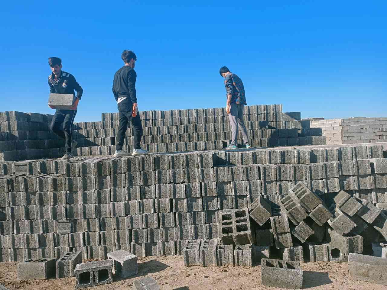 سلام عليكم ابلوك الشمال للبيع بأنسب لاسعار كل لانواع متوفره ثقيله وخفيفه شرط گلاب هاذ رقمي السعر خاص
***********
***********
