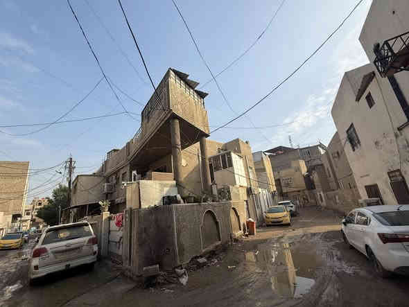 سلام عليكم 
بيت للبيع مساحه 160 متر ركن داخل فرع 
واجهة 14.50 ونزال 14 
طابق الارضي 
يحتوي
 ع كراج واستقبال وهول وغرفه نوم وخدمات ومنور وصاله درج 
والطابق الثاني يحتوي على 4 غرف نوم وخدمات 
والطابق الثالث يحتوي ع غرفه نوم وبيتونه وسطح 
علما البيت جدا نضيف 
موقعه بغداد الجديدة 
قرب كراج النعيرية 
*********** علي
