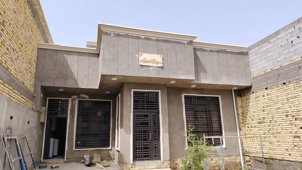 بيت للبيع بناءً حديث مساحه 290 يقع عله طريق السنيه جهت الزوار يتكون من استقبل مطبخ صاله 2غرف نوم  مجمع صحيات داخاليه اوخارجه لل استفسار ***********
