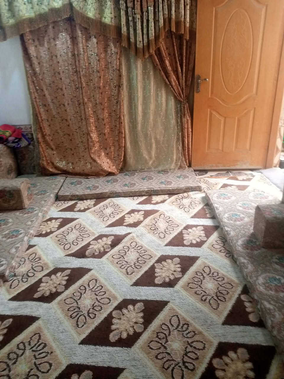 دار للبيع على شارع الحولي بصف الركن قرب مركز العكيكه
المساحه ١١٠
غرفه +داونيه+صاله+صحيات + مطبخ 
بناء طابوك كونكريت 
للاستفسار ***********
مكتب الأنوار للعقار
