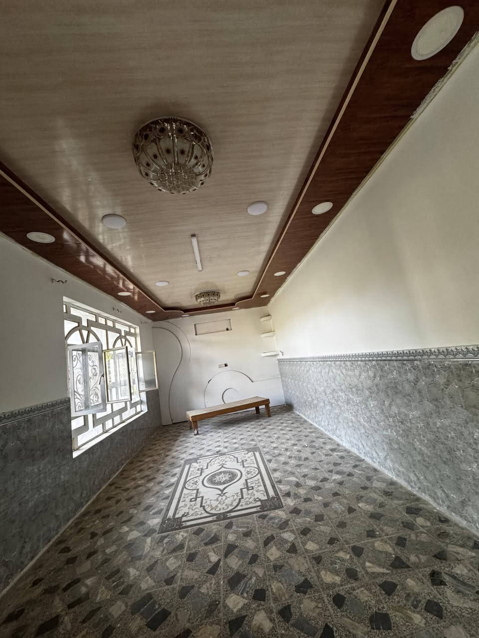 السلام عليكم للبيع بيت 650متر بناء جديد  على الشارع العام حديقه 250متر يتكون من  حمامات خارجية وداخلية مضيف غرفتين صاله مطبخ بناء درجة أولى طابوك
العنوان طريق جسر ال عيسى الي يربط ب شارع المعمل قريب الجسر على الشارع العام مباشر السعر 150مليون قابل للتفاوض للاستفسار ***********
