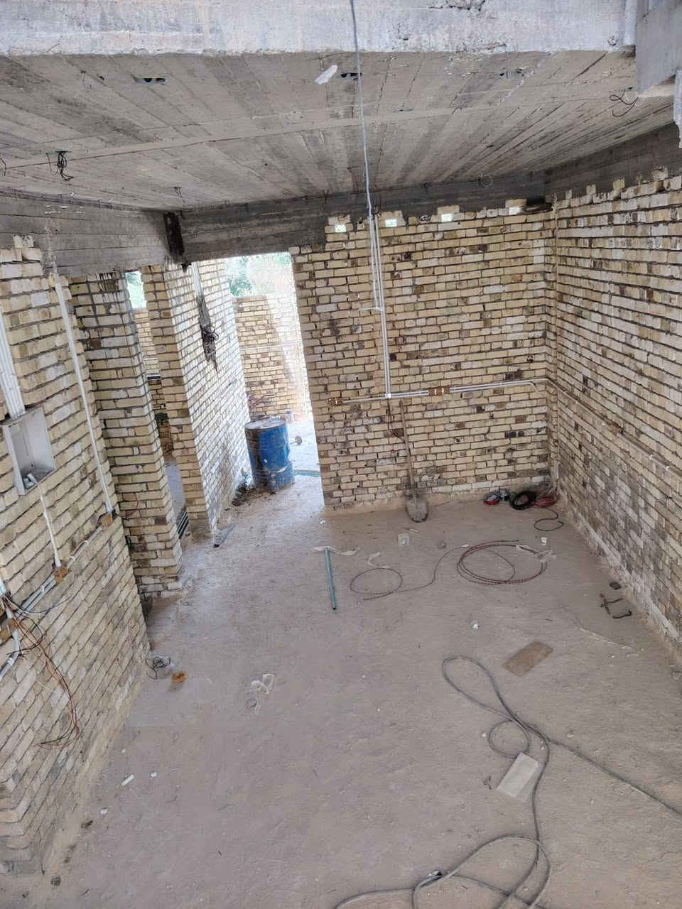 هيكل مساحة 200متر سند 25 جوه غرفتين صاله هول مطبخ صحيات فوك غرفه هول بيتونه ماء كهرباء مجاري كامله عوزه بياظ وارظيه سعر 85وبي مجال عنوان كرادة جها يمنه مقابيل فلكت الساعه ***********

