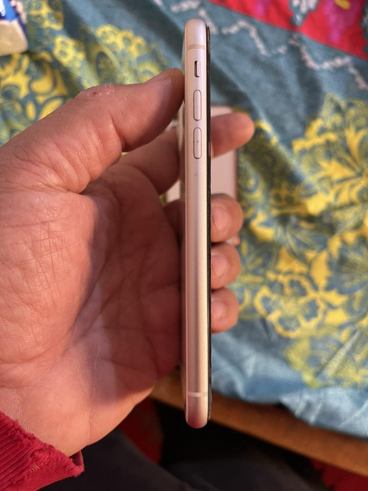 السلام عليكم
١١ ابيض شرق اوسط ذاكره ٦٤ جهاز كلش نضيف 
بطاريه ١٠٠ مبدله تقره نسبه 
مكفول من العطل والتصليح عده تبديل بطاريه 
سعره ٢٢٥ 
*********** مكانه حي الصحه/بابل
