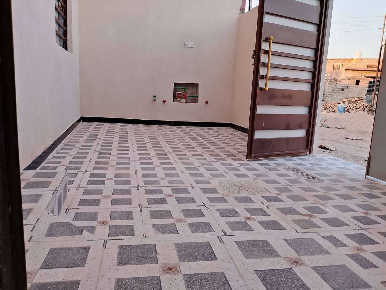 🏠 للبيع بيت جديد 100م - بيع مباشر بدون دلالية 🏠

📍 البصرة - شط العرب - الجزيرة
شارع الخطوة - قرب جامع ومدرسة الهادي
منطقة مرتبة وهادئة

📐 المواصفات:
- المساحة: 100 متر
- البناء: جديد 2026 - لم يسكن 
- الطابو: زراعي أصولي وكاله ونسخه من الطابو
- طابق واحد 

- واجهة حديثة + باب وشبابيك حديد
- صحيات كاملة سيراميك
- تأسيسات كهرباء وماء جديدة

💰 السعر: 55 مليون  - قابل للتفاوض
🚫 بدون دلالية - من المالك مباشر

📞 للاستفسار والمعاينة: ***********
