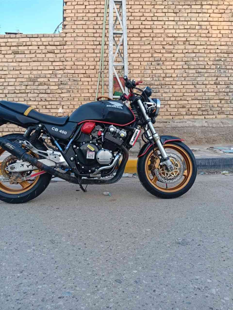 بطح للبيع 
سي بي 4 محرك هايبر

 شغل 16 ولف 

السعر واحد و 700 

 ***********
