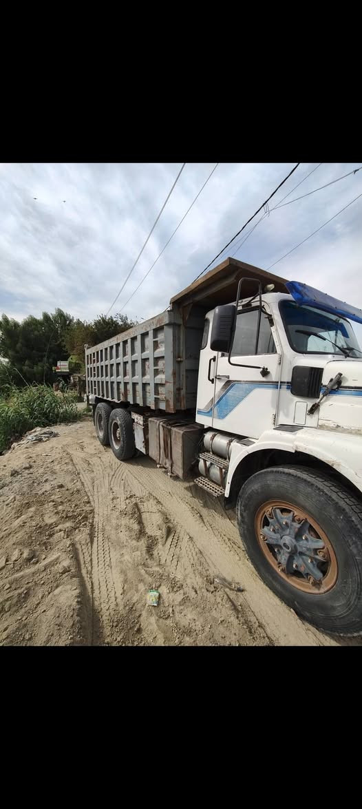 للبيع فالفو سرائيلي بلادي مكفوله شاصي محرك قماره علبلاد اتصال ***********  ألسعر 250$
