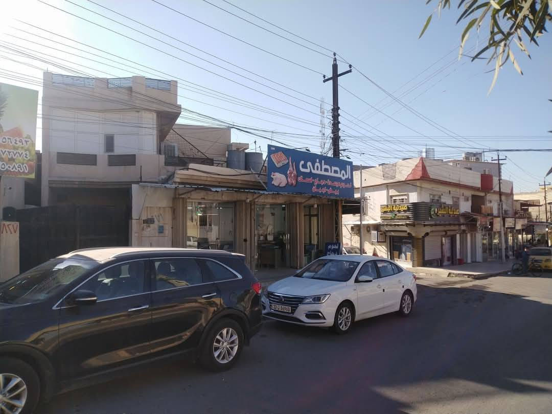 دار للبيع تجاري في حي الحدباء مقابل جامع الغفران  سايدين المركز
- مساحة 240م ركن واجه 12

العمق 22

طابق الاول 

- 2 غرفه نوم + هول  + مطبخ + صحيات + كراج كبير

-طابق الثاني (معزول عن الاول) درج خارجي و باب معزول

2غرف نوم +مطبخ+صالة معيشة صحيات وصطح ناصي 

- يحتوى الدار على 5 محلات أربعة منها مؤجرة 

- يمكن بناء شقة فوق المحلات و الكراج و الصطح مساحة 75 متر و باب معزول وذالك يصبح محل اخر هو الكراج

- سند العقار جديد طابو الزهور ملك صرف

- سند العقار جديد طابو الزهور ملك صرف بسم شخص واحد 

للستفسار الاتصال على الرقم

***********

***********
