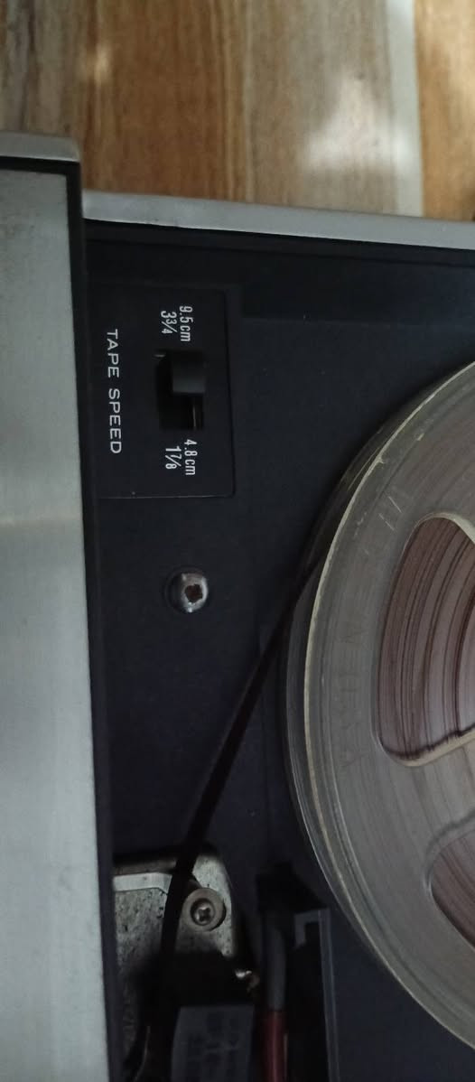 السلام عليكم..
مسجل تيب للبيع 
نوع سوني صناعة اليابان أصلي حجم خمسه أنج مع أشرطه عدد عشره أغلبها ريفي 
الجهاز بحاله جيده جدا يعمل بكافة وظائفه كما هو موضح بالصور والفيديو باستثناء التقديم ما يقدم 
يشتغل على الباتري عدد أربعه وكهرباء مباشر 
السعر بدون أشرطة ب٩٠ ألف دينار 
والأشرطة ب ٥٠ ألف دينار 
للأتصال ***********
