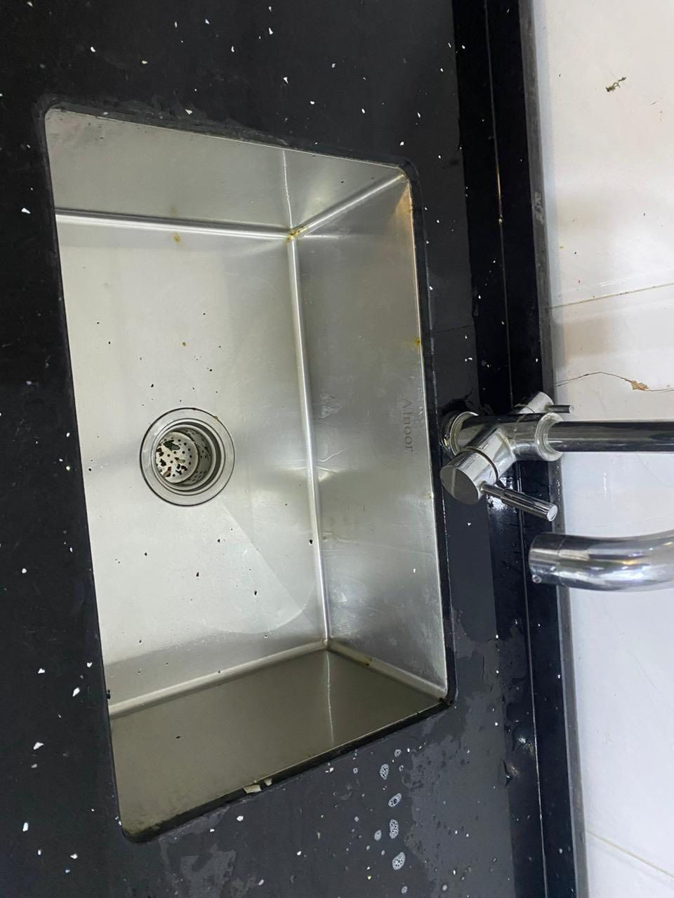 كاونتر مرمر ٢ متر و نصف
مع طباخ ٤ عيون نوعيه hilux 
مع سنك نوعية النور سلستيل 

مكان دوره 
***********
السعر ٣٥٠ الف
