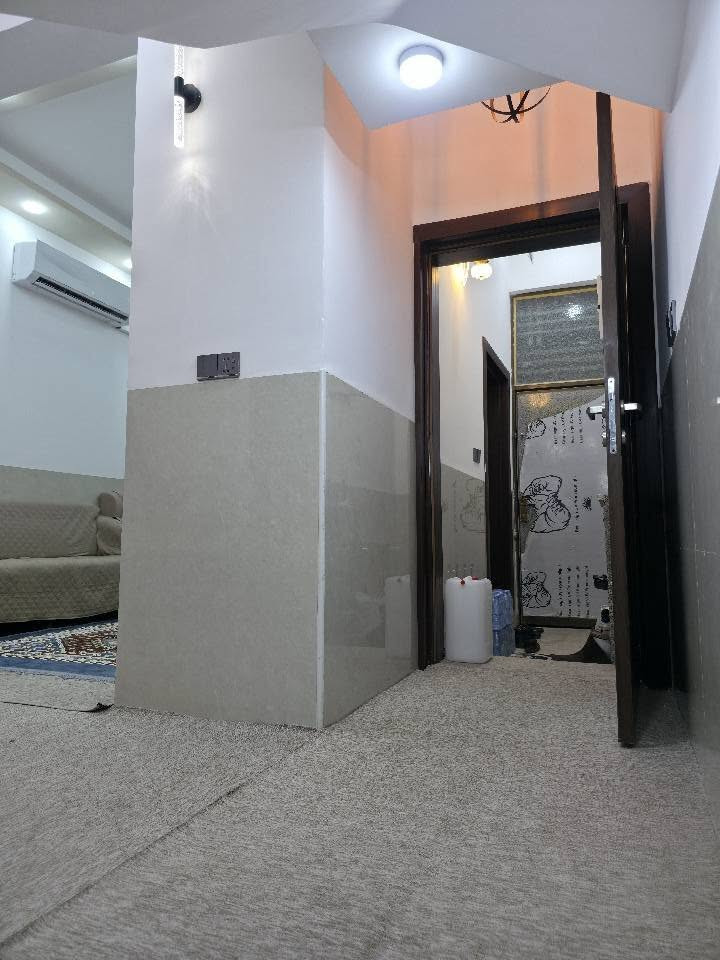البيت يباع بدون الاثاث،
البيت يتكون من طابقين وبيتونة بناء خاص، وليس بناء سوكي يشهد الله بناء فول درجة أولى من طابوق جمهوري والتأسيسات كاميرات المراقبة وكيبل ضوئي و الماء والكهرباء والمجاري كل درجة أولى والبناء متعوب عليه، والخدمات فووول في المنطقة.
1- الطابق الأرضي: رتفاع السقف 330 سم البيت على مدخلين مدخل على الاستقبال ومدخل على الصالة البيبان تركية الاستقبال مفتوح على الصالة والأرضية مرمر و الجدار بورسلين مع مطبخ الجدار سيراميك للسقف مع حمام ومنور الدرج مر مر مع مراية مع محجر ألمنيوم ،
2- الطابق الثاني: ارتفاع السقف 300 سم مع غرفتين مع حمام وطارمة صغيرة الدرج مر مر مع مرايه مع محجر ألمنيوم طارمة صغيرة،
3- السطح مع ستارة ارتفاعها 2 متر و البيتونة مع ستارة متر مع 2 تانكي مع سخان.
للإستفسار الاتصال على الرقم (***********). كربلاء, العراق
