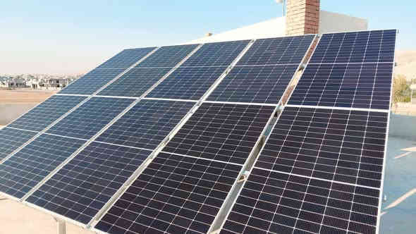 🔋 إنجاز جديد لمكتب روژ للطاقة الشمسية في #بعشيقة
🗓️ الاربعاء 3_11_2025
بفضل الله وبدعمكم المستمر، يسرّ مكتب روژ للطاقة الشمسية أن يعلن إكمال مشروع تحويل منزل ابو روناك إلى منظومة طاقة شمسية متكاملة توفر كهرباء مستقرة على مدار الساعة 🌞، مع نظام تشغيل وإدارة كامل عن بُعد.
🚀 مواصفات المنظومة المنجزة:
🔸 ألواح شمسية 600 واط عدد 10 – ضمان 12 سنة – شركة Allolla 
🔸 بطاريات ليثيوم 15 كيلوواط × عدد 1 بسعة 300 أمبير – ضمان 5 سنوات – شركة Allolla – أكثر من 10,000 دورة شحن
🔸 إنفرتر 6000 كيلوواط هابيرات  – قطعة واحدة – شركة Allolla – ضمان 5 سنوات
🔸 قدرة تشغيل مستمرة:
    • نهاريًا: 20 أمبير
    • ليليًا: 15 أمبير
🔋 استغناء تام عن المولدة
يأتي هذا الإنجاز ليؤكد التزام مكتب روژ للطاقة الشمسية بتوفير حلول طاقة متجددة موثوقة وآمنة تلائم المنازل والمشاريع التجارية على مدار الساعة، مع أعلى مستويات الجودة.
🌍 عناوين المكاتب:
📍 بعشيقة – حي الربيع – قرب كافتيريا الربيع
📍 شيخان – مفرق شيخان – قرب مطعم عنتاب
📍 سنجار – سنوني
📞 للاستفسار والتواصل:
المهندس قيدار: *********** – ***********
سلام سلو: *********** – ***********
📲 تابعونا على صفحة مكتب روژ للطاقة الشمسية لمشاهدة المزيد من الإنجازات والتحديثات.
#الطاقة_الشمسية #مكتب_روژ #طاقة_نظيفة #نينوى #العراق #بعشيقة #شيخان #سنجار #دهوك #الموصل #طاقة_متجددة #الاستدامة #روژ_تبدع #باعذرة #كوردستان
