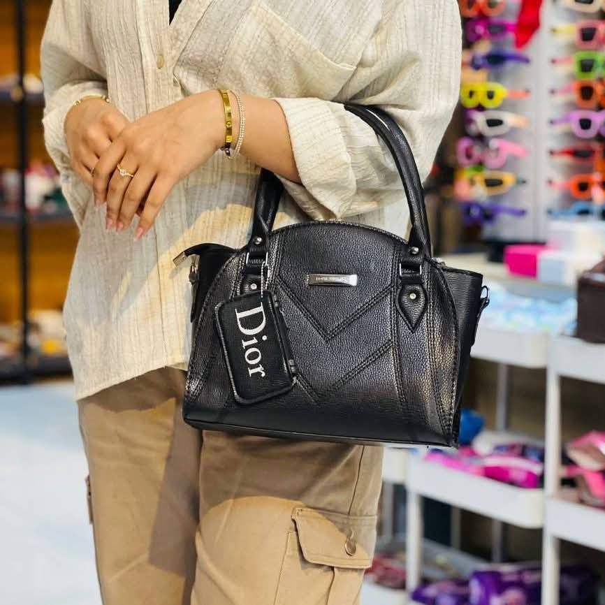 🆕️ New Venesia 🆕️ جديد فينيسيا 🆕️
👜 حقيبة نسائية 👜 
💰 السعر 8,000 فقط 💰
الالوان متوفرة داخل الصور 👇
للحجز والاستفسار مراسلتنا على الواتسب 👇
📞***********☎️
📍العنوان : موصل / حي الرفاعي/مقابيل سايدين القسم
