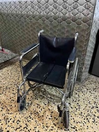 كرسي دفع حجم كبير 100 الف مع حجلة معوقين جديده 30 الف  للتواصل 0773154...